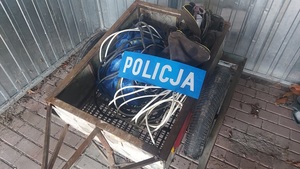 zabezpieczony przez policjantów  sprzęt do cięcia i wywożenia metalu.