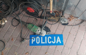 zabezpieczony przez policjantów  sprzęt do cięcia i wywożenia metalu.