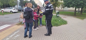 policjanci podczas działań noś odblaski- bądź widoczny.