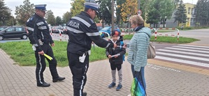 policjanci podczas działań noś odblaski- bądź widoczny.