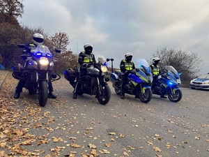 policjanci na motocyklach słuzbowych.