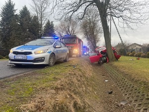 policjanci prowadzą czynności na miejscu zdarzenia.