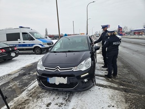 policjanci podczas kontroli pojazdu rozdają zawieszki w kształcie serduszek.