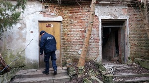 policjant sprawdzający pustostan.