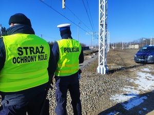 policjant wspólnie z funkcjonariuszem Straży Ochrony Kolei podczas wspólnych działań.