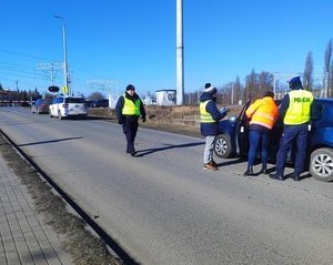 policjant wspólnie z funkcjonariuszami i pracownikami Straży Ochrony Kolei podczas wspólnych działań.