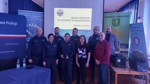 policjanci wraz z prelegentami debaty.