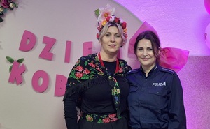 policjantka Katzrzyna Wasiak na spotkaniu w kole gospodyń wiejskich w krzyżanówku.