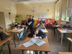 dzieci piszące test teoretyczny.