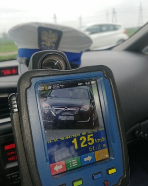 zarejestrowana przekroczona prędkość o 75 kilometrów na godzinę.