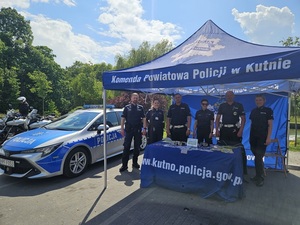 policjanci promujący zawód policjanta na targach pracy.