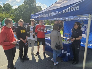 policjanci promujący zawód policjanta na targach pracy.