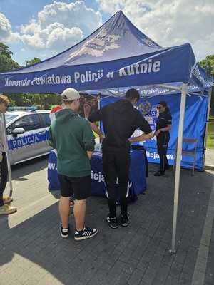 policjanci promujący zawód policjanta na targach pracy.