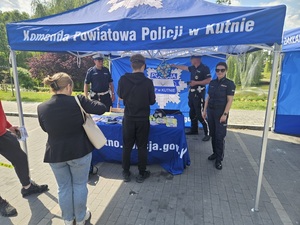 policjanci promujący zawód policjanta na targach pracy.