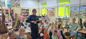 policjantka na spotkaniu profilaktycznym z dziećmi w szkole.