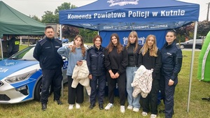 stoisko policyjne z młodzieżą.