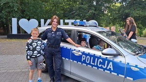 Policjantka z dziećmi na półkoloniach.