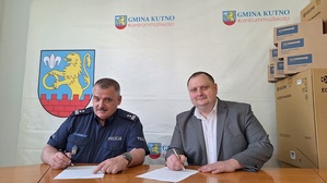 Komendant wraz z Wójtem podpisują porozumienie o przekazaniu sprzętu.
