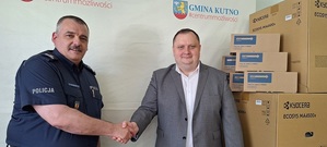 Komendant wraz z Wójtem podają sobie ręce
