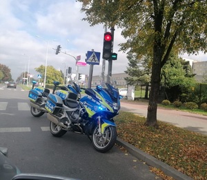 motocykle oznakowane przed przejściem dla pieszych.