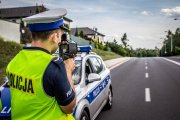 policjant kontrolujący prędkość pojazdów na drodze.