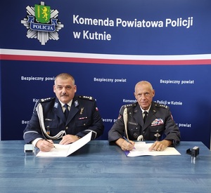 Komendant Powiatowy Policji w Kutnie wraz z Dyrektorem Liceum Mundurowego przy podpisaniu porozumienia.