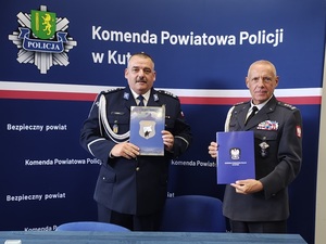 Komendant Powiatowy Policji w Kutnie wraz z Dyrektorem Liceum Mundurowego przy podpisaniu porozumienia.
