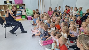 policjantka podczas spotkania z dziecmi w przedszkolu.