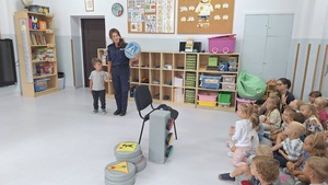 policjantka podczas spotkania z dziecmi w przedszkolu.