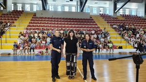 policjantki podczas spotkania z dziećmi w szkole podstawowej numer 9 w Kutnie.