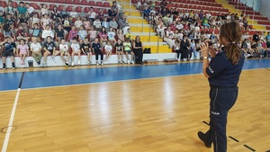 policjantka podczas spotkania z dziećmi w szkole podstawowej numer 9 w Kutnie.