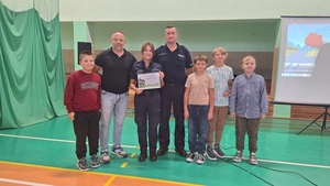 policjanci podczas spotkania z uczniami w szkole.