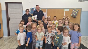 policjanci podczas spotkania z uczniami w szkole.
