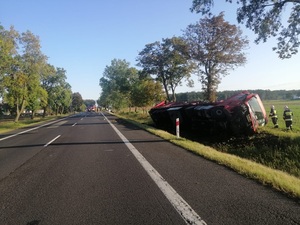 pojazd ciężarowy przewrócony w przydrożnym rowie.