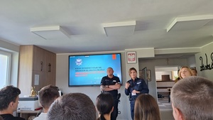 policjanci podczas spotkania z uczniami.