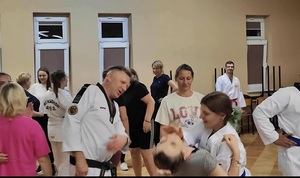 trener Tomasz Białobłocki podczas warsztatów.