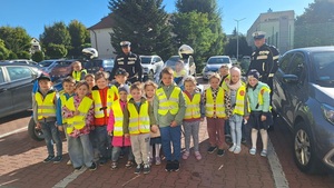 policjanci wydziału ruchu drogowego z dziećmi.