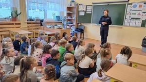 policjantka podczas spotkania z dziećmi w szkole.