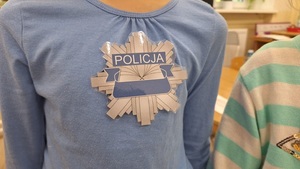 naklejka gwiazdy policyjnej na bluzeczce dziecka.