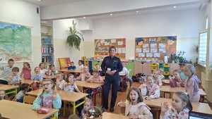 policjantka podczas spotkania z dziećmi w szkole.