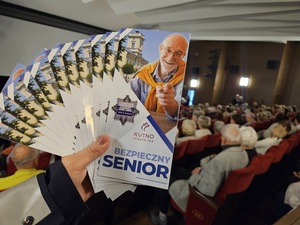 zdjęcie ulotek a w tle seniorzy .