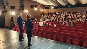policjantki podczas prelekcji w kutnowskim domu kultury.