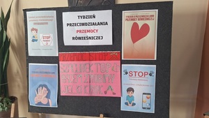 zdjęcie prac i plakatów wykonanych przez młodzież w szkole.