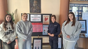 policjantka z uczennicami z zespołu szkół numer 3 w Kutnie.