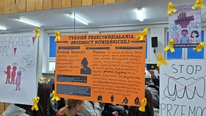zdjęcie prac i plakatów wykonanych przez młodzież w szkole.