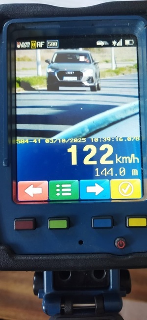 zdjęcie z policyjnego wideorejestratora o przekroczeniu prędkości.