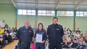 policjantka wspólnie z dzielnicowymi podczas spotkania z dziećmi.