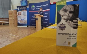 policjantka przeprowadzająca prelekcję na temat odpowiedzialności prawnej nieletnich oraz cyberzagrozeń.