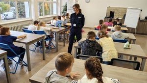dzieci piszące test z wiedzy o bezpieczeństwie.