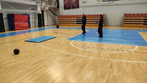 dzieci uczestniczące w teście sprawności fizycznej.